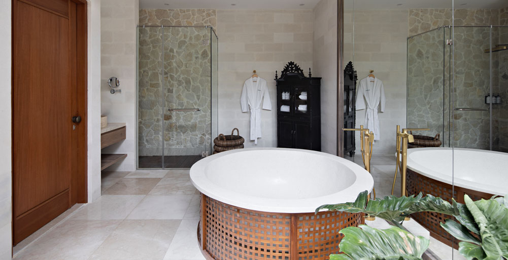 Villa Dhanika - Gorgeous master bedroom with freestanding bathtub